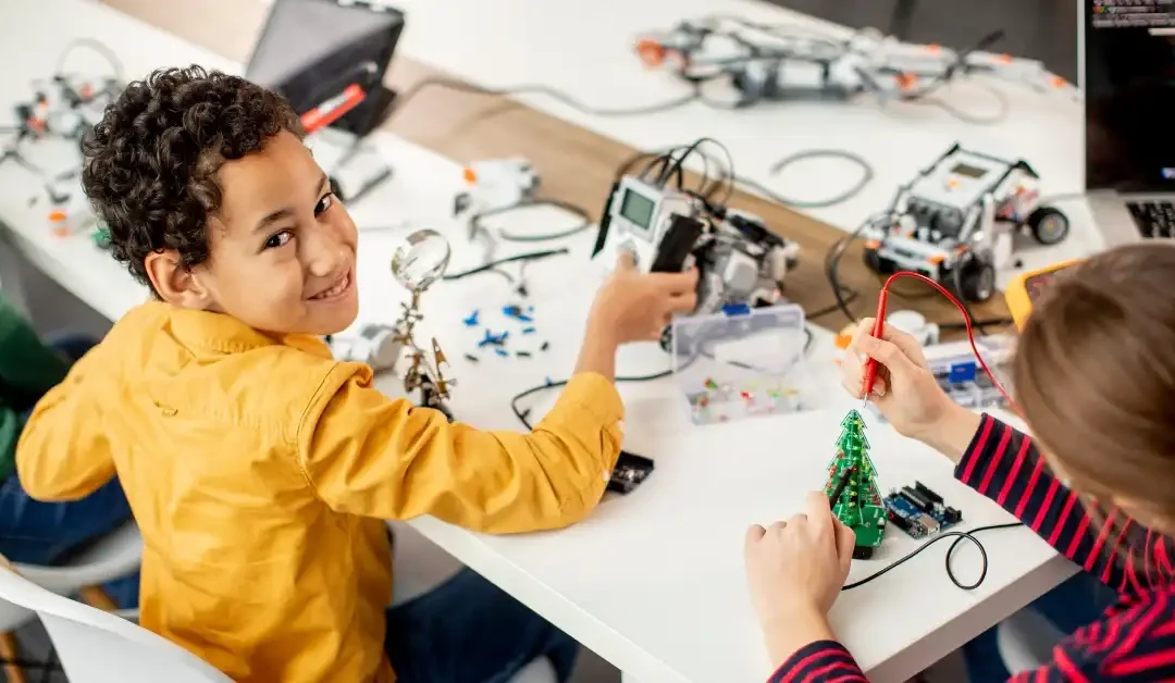 Hoe Wetenschaps- en Roboticaklassen Kinderen Kunnen Helpen bij het Opbouwen van Zelfvertrouwen en Teamwork Vaardigheden