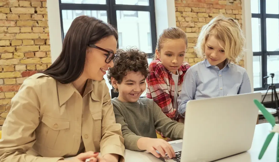 10 Leuke Activiteiten voor Thuis om de Interesse van je Kind in Wetenschap en Technologie te Wekken